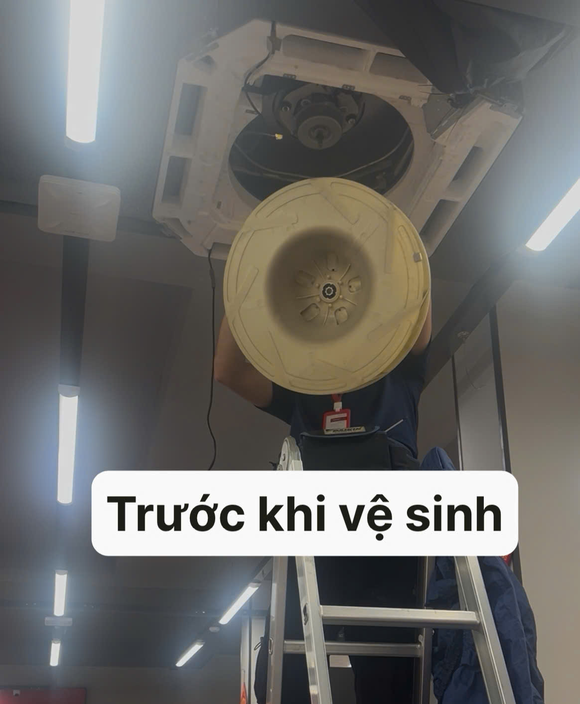 Máy lạnh âm trần trước khi vệ sinh