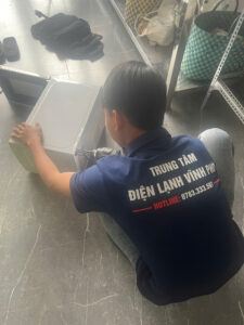 Thợ sửa nguồn điện lò vi sóng