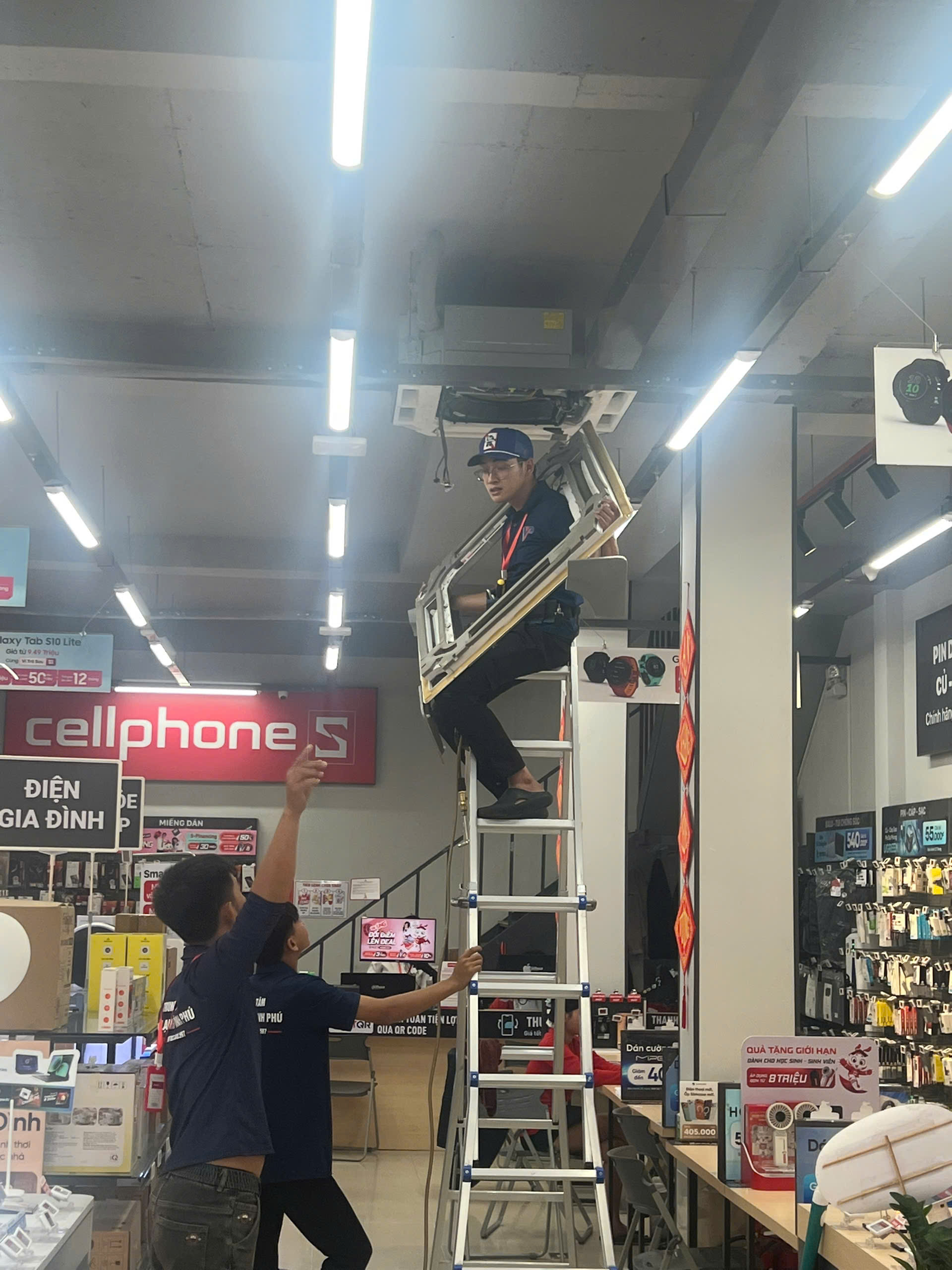 Vệ sinh máy lạnh âm trần tại công trình ở Đà Lạt