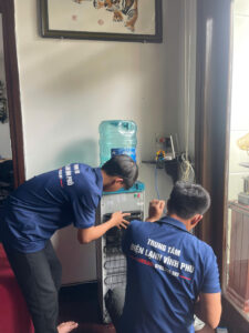 Kỹ thuật viên Điện Lạnh Vĩnh Phú hỗ trợ kiểm tra và sửa cây nước nóng lạnh tận nhà tại Đà Lạt.