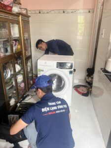 thợ kiểm tra máy giặt không xả nước tại Đà Lạt