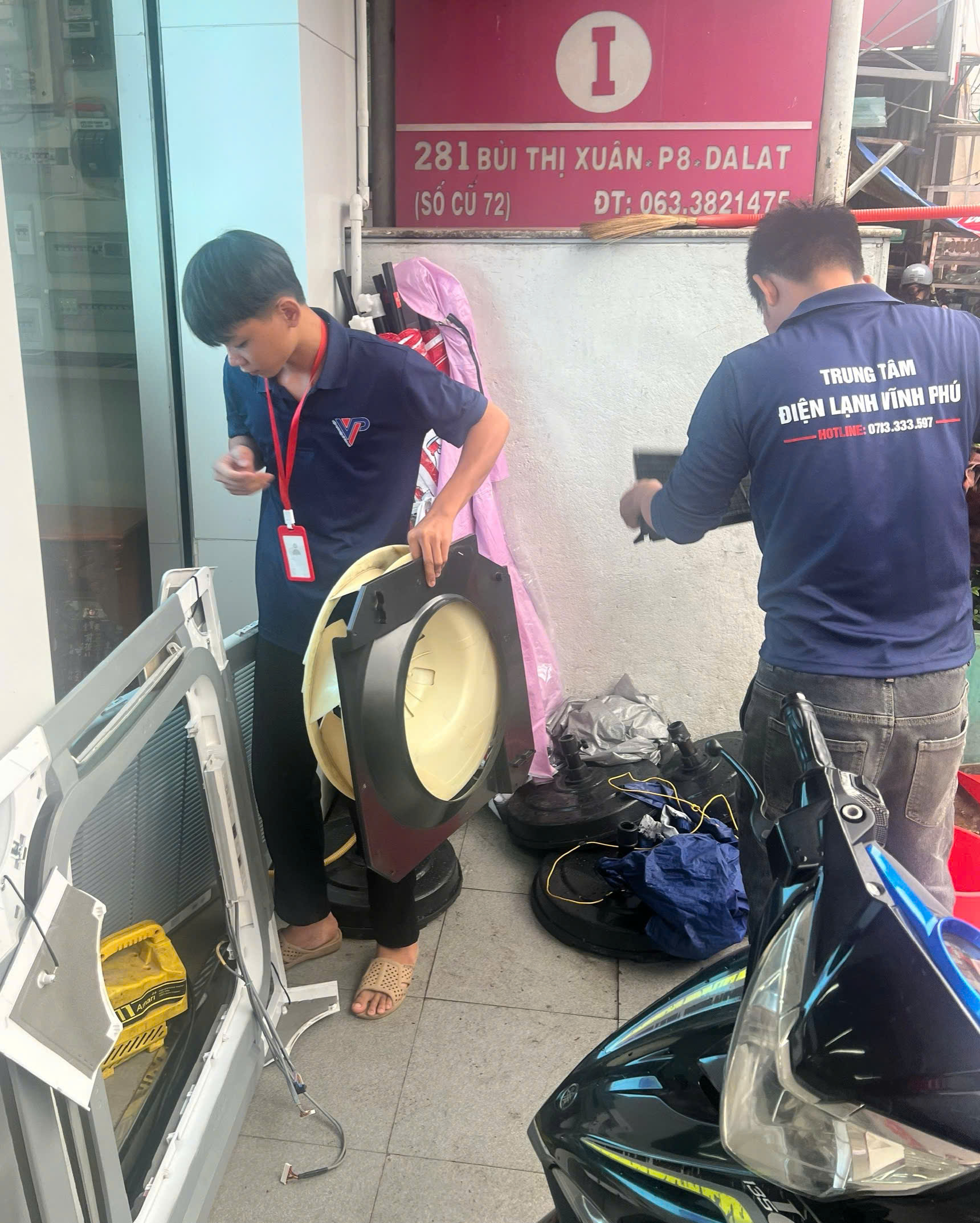 Lau rửa cánh quạt máy lạnh âm trần